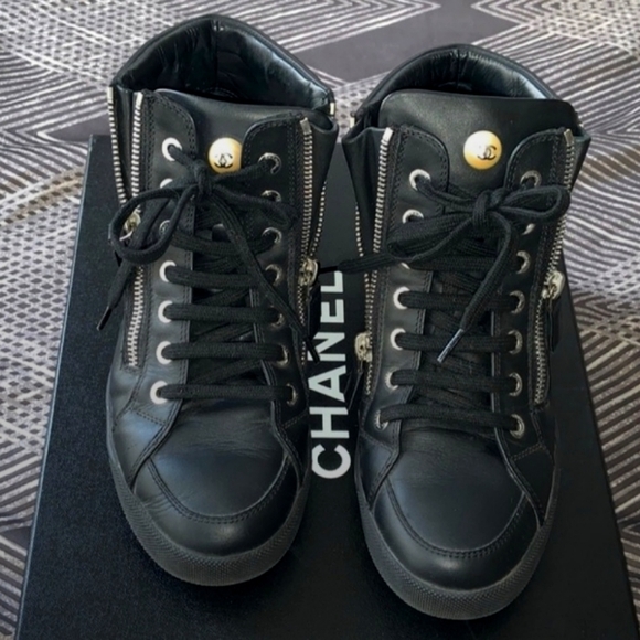 Sneakers - Picture 1 of 4